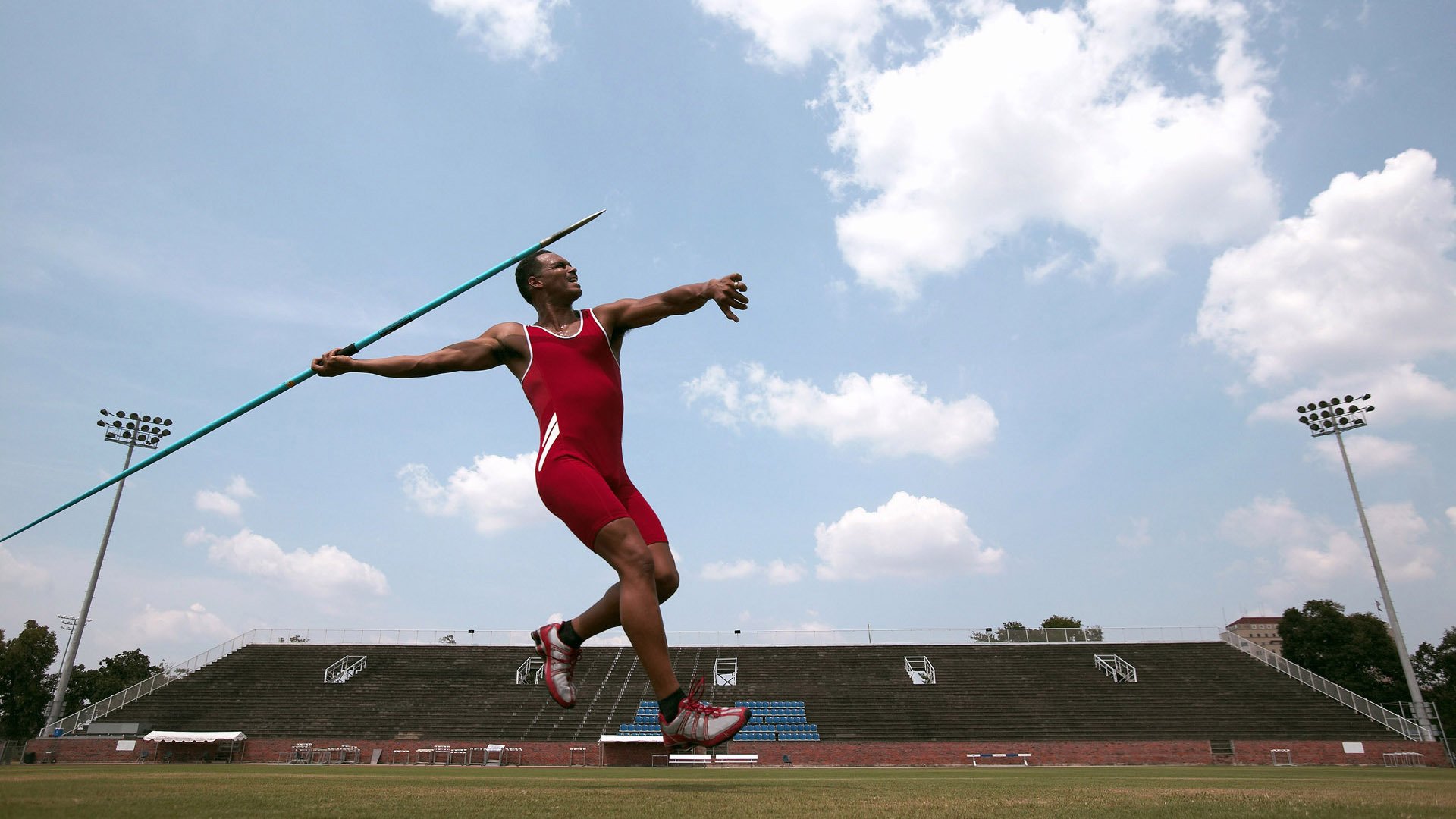 “青训基地引进国际先进训练设备，提升青少年技术水平”，青训训练营是什么
